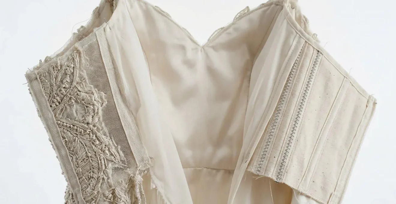 Vue de l'intérieur d'un bustier de mariée montrant les coutures et protections