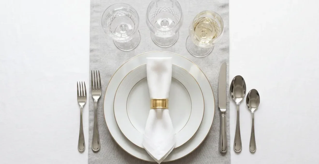 Disposition élégante des couverts selon l'étiquette française sur table de mariage